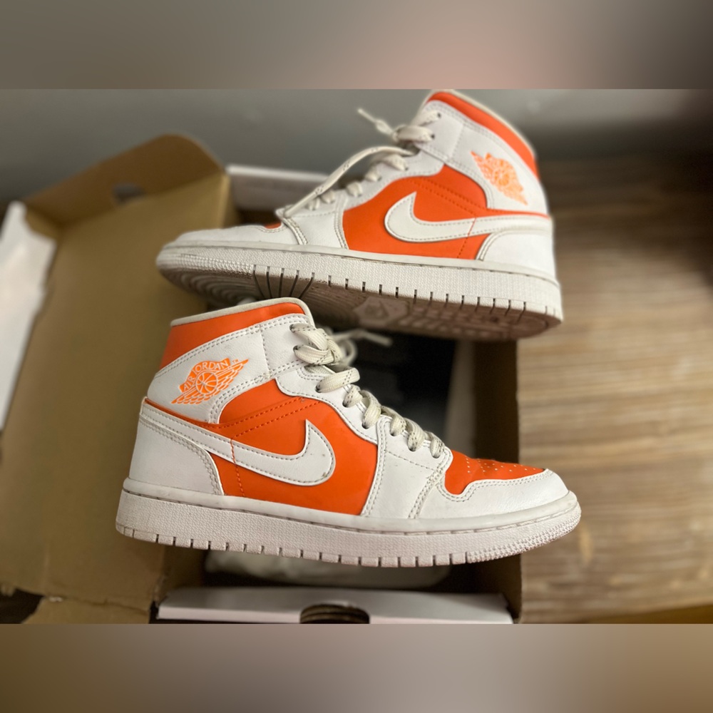 Air Jordan 1 Mid SE Bright Citrus Women’s Size 6 Electro Orange in Box - Picture 8 of 16